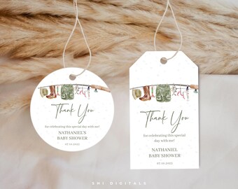 Può includere: Due etichette regalo per baby shower a tema pesca. Una è rotonda, l'altra rettangolare. Entrambe presentano illustrazioni ad acquerello di attrezzatura da pesca e il testo "Thank You" e "NATHANIEL'S BABY SHOWER".