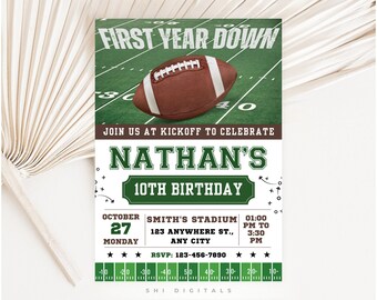 Op de afbeelding: Een verjaardagsuitnodiging met een voetbalthema. Het ontwerp toont een bruine voetbal op een groen veld, met de tekst "First Year Down" en "Nathan's 10e verjaardag". De uitnodiging bevat datum, tijd, locatie en RSVP-gegevens.