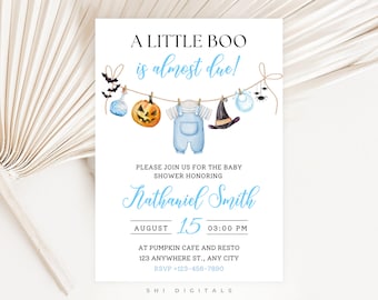 Może przedstawiać: Zaproszenie na baby shower z tekstem "A Little Boo is almost due!" w kolorze czarnym i jasnoniebieskim. Zaproszenie zawiera akwarelowe ilustracje artykułów dla dzieci o tematyce Halloween, w tym dynię, nietoperze i kapelusz czarownicy.