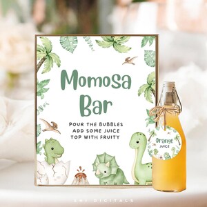 Könnte beinhalten: Ein Schild mit der Aufschrift "Momosa Bar" mit Dinosaurier-Illustrationen und tropischem Laub. Daneben befindet sich eine Glasflasche mit Orangensaft und einem Etikett mit der Aufschrift "Orange Juice".