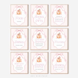 Può includere: Un set di nove cartelli rettangolari con uno sfondo a righe verticali rosa chiaro e bianco. Ogni cartello presenta un'illustrazione ad acquerello di una zucca sormontata da un fiocco rosa, e testo che include Food, Books and Gifts, Drinks, Late Night Diapers, Favors, Don't Say Baby, Diaper Raffle e Babies Are Sweet.