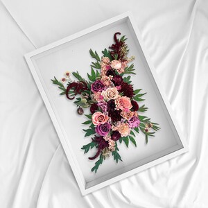 Pode incluir: Uma placa de madeira r&uacute;stica com o texto "Welcome to our home" em letras brancas. A placa apresenta um acabamento desgastado e um design simples e convidativo, ideal para uma varanda ou entrada.
