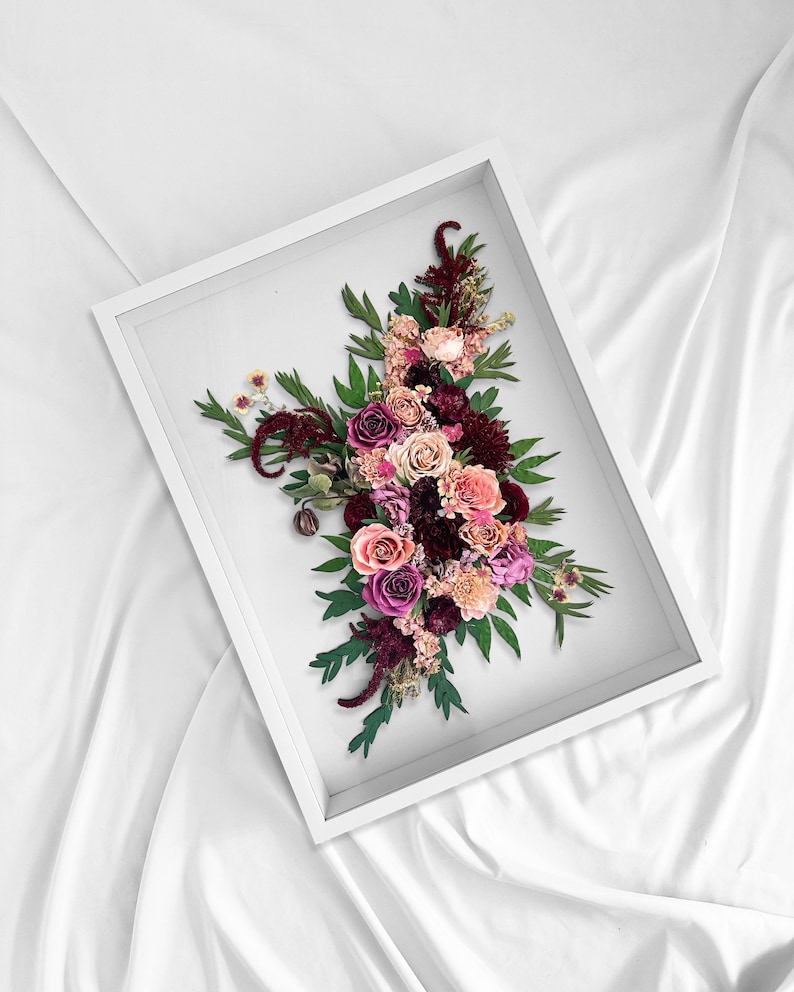 Pode incluir: Uma placa de madeira r&uacute;stica com o texto "Welcome to our home" em letras brancas. A placa apresenta um acabamento desgastado e um design simples e convidativo, ideal para uma varanda ou entrada.