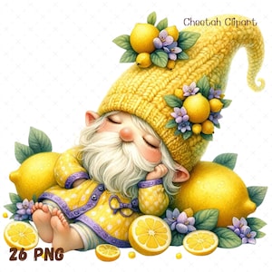 Puede incluir: Un gnomo amarillo con barba blanca y un gorro de punto decorado con limones y flores moradas, durmiendo sobre un limón. El gnomo lleva una camisa de lunares amarillos y morados. Hay limones y flores esparcidos alrededor del gnomo.