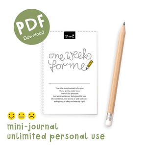 Könnte beinhalten: Ein weißes Mini-Journal mit dem Text "one week for me" in grauer Schreibschrift, einer gelben Bleistiftillustration und einem Holzstift. Ein grüner Kreis mit "PDF Download" befindet sich oben links. Der Text unten lautet "mini-journal unlimited personal use."