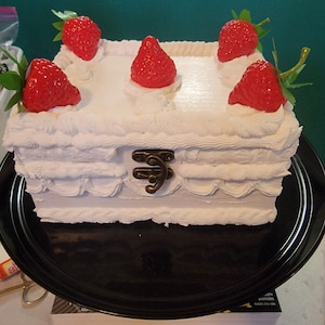 Fake cake trinket box