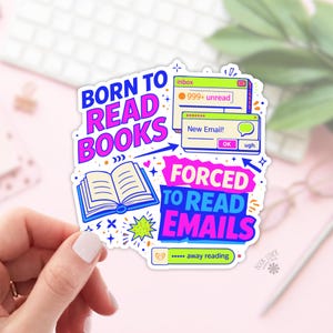 Peut inclure: Un autocollant coloré avec le texte "BORN TO READ BOOKS" et "FORCED TO READ EMAILS". Il présente un livre ouvert, des notifications par e-mail et la phrase "away reading".