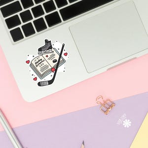 Naklejki z serii „W mojej erze romansów hokejowych” / Naklejki książkowe / Prezent dla miłośnika książek / Gadżety książkowe / Naklejka Kindle / Czytelnik pornografii / Miłośnik czytania zdjęcie 2