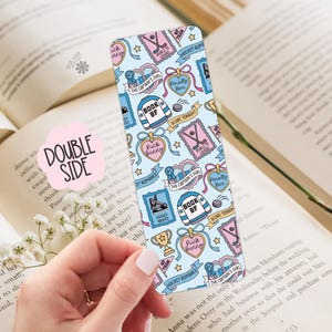 Op de afbeelding: Een dubbelzijdige boekenlegger met een lichtblauwe achtergrond en een herhalend patroon van hockey-thema illustraties in roze, blauw en wit. Het ontwerp bevat harten, hockeysticks en tekst zoals "Puck Bunny" en "Book BF".