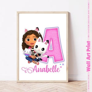 Impresión artística de pared con inicial personalizada para habitación de bebé, casa de muñecas Gabby, decoración con nombre personalizado, decoración para habitación infantil con nombre personalizado, arte infantil para habitación infantil