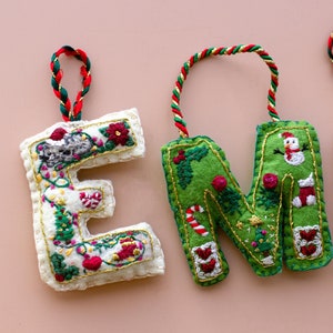 Enfeite de Natal bordado à mão personalizado - enfeite de letra inicial personalizado exclusivo com detalhes bordados