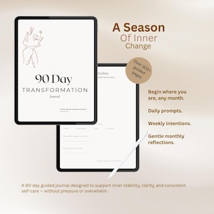 Może przedstawiać: Dwa tablety cyfrowe wyświetlające 90-dniowy dziennik transformacji. Okładka zawiera abstrakcyjny rysunek liniowy i tekst "90 Day Transformation Journal". Dodatkowy tekst zawiera "A Season of Inner Change", "Ponad 300+ stron z przewodnikiem" oraz podpowiedzi do codziennych i cotygodniowych refleksji.