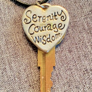 Colgante de llave reciclado Serenity Courage Wisdom