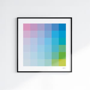Puede incluir: Una impresión artística enmarcada con una cuadrícula de cuadrados de colores. Los cuadrados transitan del rosa al azul, verde y amarillo. La obra de arte está en un marco negro y está montada en una pared blanca.