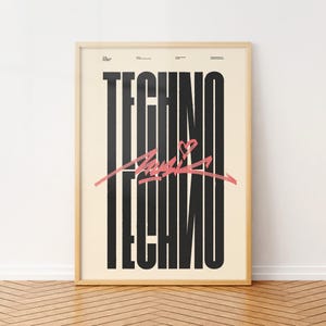 Könnte beinhalten: Ein gerahmtes Poster mit dem Wort "TECHNO" in Schwarzweiß gedruckt, mit einem roten Herzen und dem Wort "Basic" in Rot über dem Wort "TECHNO" geschrieben.