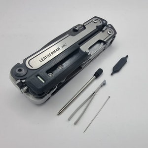 Porta-bits com caneta, pinça e agulha para Leatherman Arc, GRÁTIS P2, P4 "Design em trítio" - Todo mundo precisa de uma caneta!