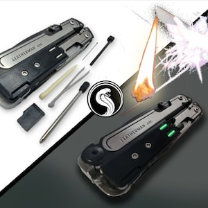 Può includere: Un multiutensile Leatherman ARC nero e argento con vari accessori, tra cui pinzette, un accendifuoco e un piccolo fodero in pelle. Il nome del marchio è visibile. Un coltello produce scintille sullo sfondo.