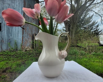 Vintage Goebel Tulip Krug von W Germany Weiß mit zartem Rosa Tulip Griff
