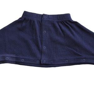 Puede incluir: Un pelele azul marino para bebé con cierres a presión en los hombros y las piernas. El pelele tiene una textura acanalada y una cintura elástica fruncida.