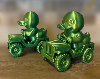 Groene eend in een vrachtwagen | 3D-geprinte eend in een vrachtwagen | Eend voor op het dashboard | Offroad-cadeau | Cadeau voor vrachtwagenliefhebbers | Verzamelbare eend | Metallic groene eend