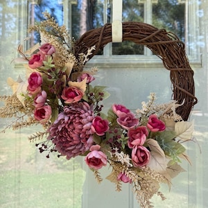 Pink Autumn Wreath: Mauve Mum, Ranunculus, and Aspen Leaf Decor