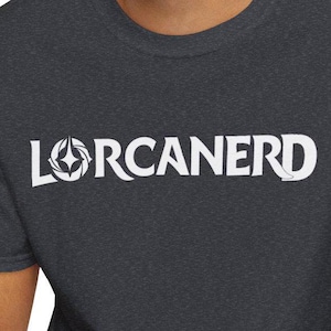 Maglietta Lorcana / Ottimo regalo / Nerd TCG / Maglietta divertente / Regalo per papà e amico / Unisex Softstyle / Maglietta per serata di partite di campionato o torneo