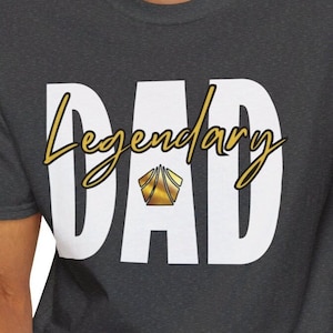 Lorcana Legendary Dad Kurzärmeliges Unisex-T-Shirt | TKG Top | Weihnachtsgeschenk | Geburtstagsgeschenk | Erleuchter Tee | Turnier-T-Stück | Papa Geschenk