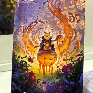 Impression d'art Lorcana | affiche | Le magicien du miel de Winnie l'ourson | L'ascension des personnes nées des inondations | effet vitrail | Habillez vos murs | Super cadeau