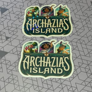K&ouml;nnte beinhalten: Zwei holografische Aufkleber mit einem gr&uuml;nen und goldenen Schild, auf dem "Archazia's Island" steht. Das Schild ist von Comicfiguren umgeben.