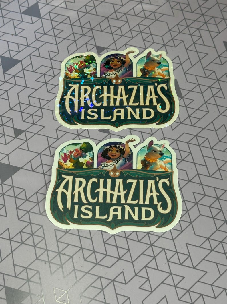 K&ouml;nnte beinhalten: Zwei holografische Aufkleber mit einem gr&uuml;nen und goldenen Schild, auf dem "Archazia's Island" steht. Das Schild ist von Comicfiguren umgeben.