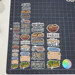 Pegatinas para el lomo de la carpeta de Lorcana / Desde el primer capítulo hasta Wilds Unknown / Pegatinas de vinilo impermeables / Varios tamaños / Organiza / Regalo