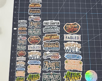 Pegatinas para el lomo de la carpeta de Lorcana / Desde el primer capítulo hasta Wilds Unknown / Pegatinas de vinilo impermeables / Varios tamaños / Organiza / Regalo