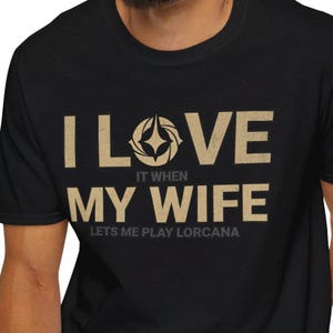 Camiseta Lorcana | Ótimo presente | Adoro quando minha esposa me deixa jogar Lorcana | Camiseta engraçada | Softstyle unissex | Top de torneio da liga ou TCG