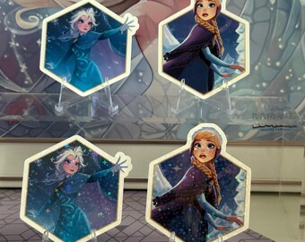 Adesivos Lorcana Elsa e Anna | Adesivos de Vinil Resistentes à Água | Conjunto com 2 | Promocionais e Frozen: O Primeiro Capítulo | Máquina de Gelo | Herdeiros de Arendelle