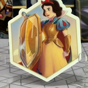 Sticker Lorcana Sneeuwwitje Fair-Hearted | Glinsterende luchten | Zeven dwergen | Staal | Leuk cadeau | Schattig | Waterdichte vinylsticker | Dekdoos