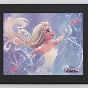 Könnte beinhalten: Eine digitale Illustration einer Frau mit langen blonden Haaren und einem weißen Kleid vor einem blauen und violetten Hintergrund. Die Frau hält ihre Hand ausgestreckt und um sie herum sind Glitzerpartikel. Der Text "Disney LORCANA" befindet sich in der rechten unteren Ecke des Bildes.