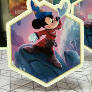 Lorcana Mickey Mouse speelse tovenaar-sticker | De terugkeer van Ursula | Fantasie | Leuk cadeau | Waterdichte vinylsticker voor dekbox-speelmatbuis