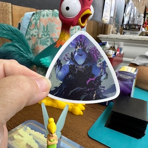 Lorcana Into the Inklands-speelmatbuisstickers voor speelmatten in monsterstijl | Waterdicht vinyl | Set Store Championship | Ursula's retour: