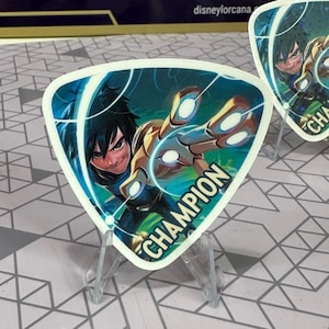Lorcana Hiro Promo Playmat Tube | Archazia's Island Store Set Championship-sticker | Sticker speelkleed in monsterstijl | Waterdicht vinyl