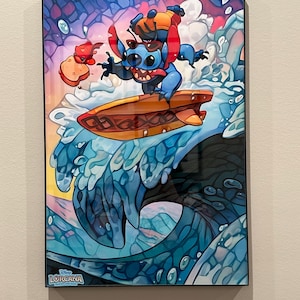 Peut inclure: Un personnage de dessin animé bleu et rouge surfe sur une grande vague bleue. Le personnage porte des lunettes de soleil et a une planche de surf rouge. L'arrière-plan est un motif abstrait coloré. L'image comprend le texte "Disney Lorcana Trading Card Game".