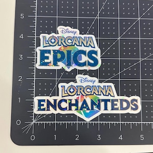 Lorcana Epic and Enchanted Vinyldekal | Klistermärke | Gåva | Perfekt för pärmar | Stockkort | Samlarkortspel | Organisering