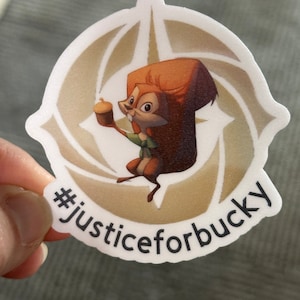 #justiceforbucky de Lorcana <br>de <br> Crie Seu Próprio Produto! Decalque | TCG | Justiça para Bucky | Errata | Nova onda do imperador | Decoração de caixa de convés | Apoie a causa