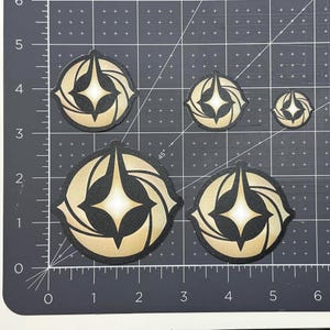Adesivos com o Símbolo de Lorcana | Adesivos | Dourado com Fundo Preto | Jogo de Cartas Colecionáveis TCG | Adesivo de Vinil à Prova D'água