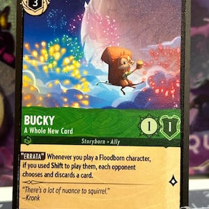 Lorcana Bucky Errata Pegatina / Calcomanía / TCG / Para colocar sobre Squirrel Squeak Tutor / Emperor's New Groove / Deck Box Decor / Una tarjeta completamente nueva