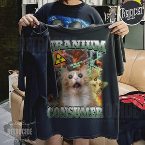 Camiseta con memes graciosos de gatos y consumidores de uranio, camiseta vintage de gato tonto, camisetas feas, ropa desquiciada, camiseta inapropiada, regalos tontos R410 imagen 3