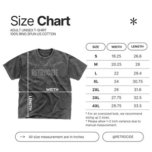 Puede incluir: Una tabla de tallas para una camiseta gris carb&oacute;n hecha de 100% algod&oacute;n estadounidense hilado en anillo. El gr&aacute;fico muestra la camiseta con flechas de ancho y largo y una tabla que enumera las tallas de la S a la 4XL con medidas en pulgadas.