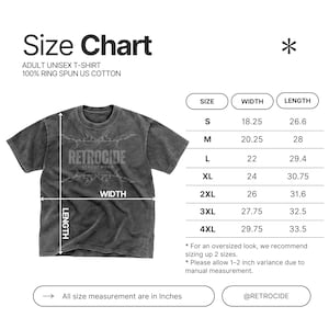 Puede incluir: Una tabla de tallas para una camiseta gris carb&oacute;n hecha de 100% algod&oacute;n estadounidense hilado en anillo. El gr&aacute;fico muestra la camiseta con flechas de ancho y largo y una tabla que enumera las tallas de la S a la 4XL con medidas en pulgadas.