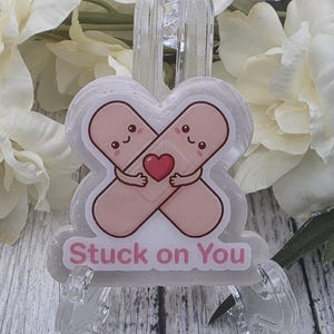 Bandage kawaii | Badge en résine scintillante | Double verrouillage Pop & Swap | Dévidoir interchangeable pour infirmière