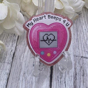 coeur kawaii | Badge en résine scintillante | Double verrouillage Pop & Swap | Dévidoir interchangeable pour infirmière