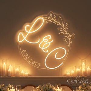 Op de afbeelding: Een witte keramische mok met een zwarte handgreep en de tekst "But First, Coffee" in een vetgedrukte, zwarte letter. De mok staat tegen een vage achtergrond, wat een gezellige setting suggereert.